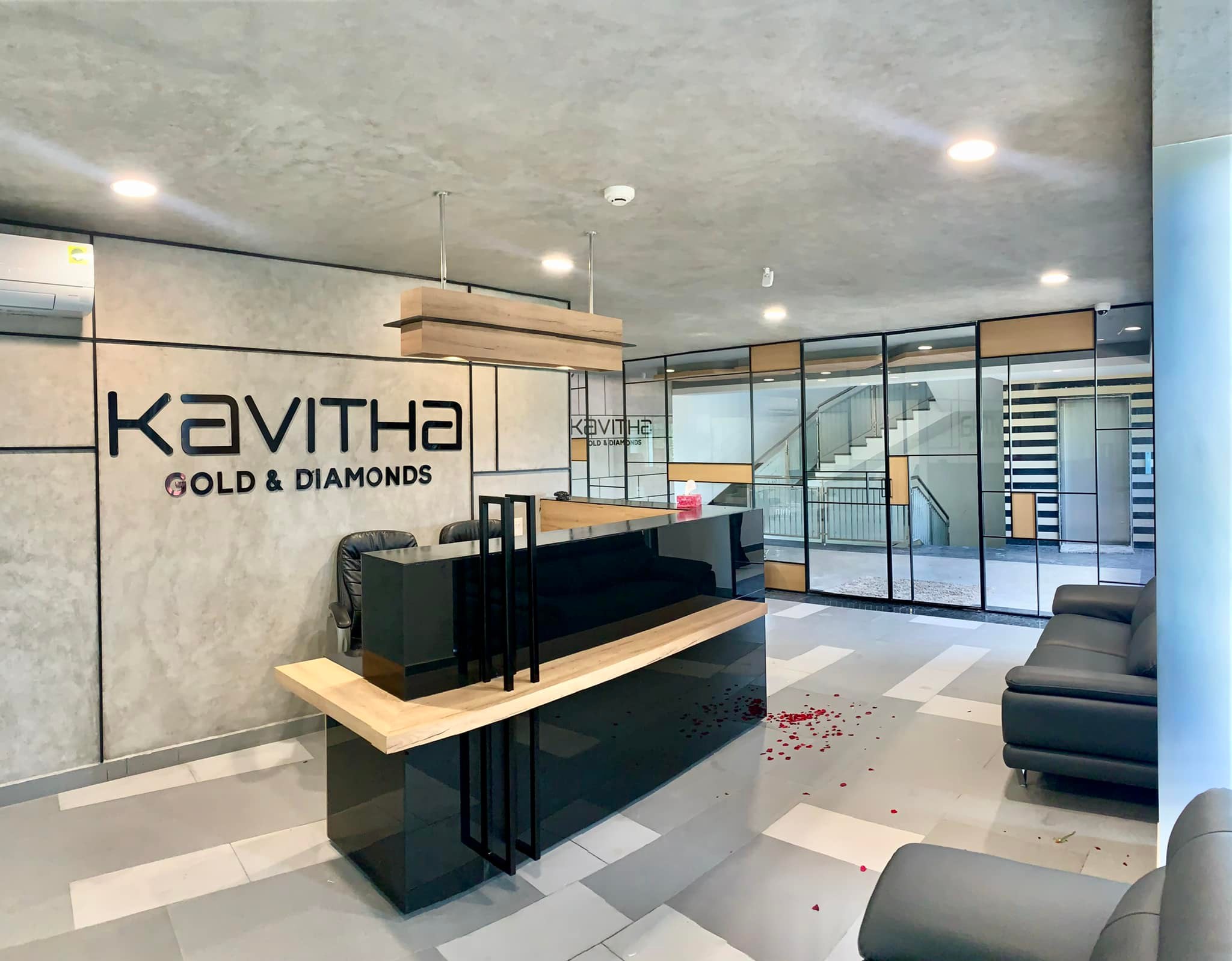 Glass fabrication works in Kerala at Kavitha Gold Thrissur by Green Interio Fusion